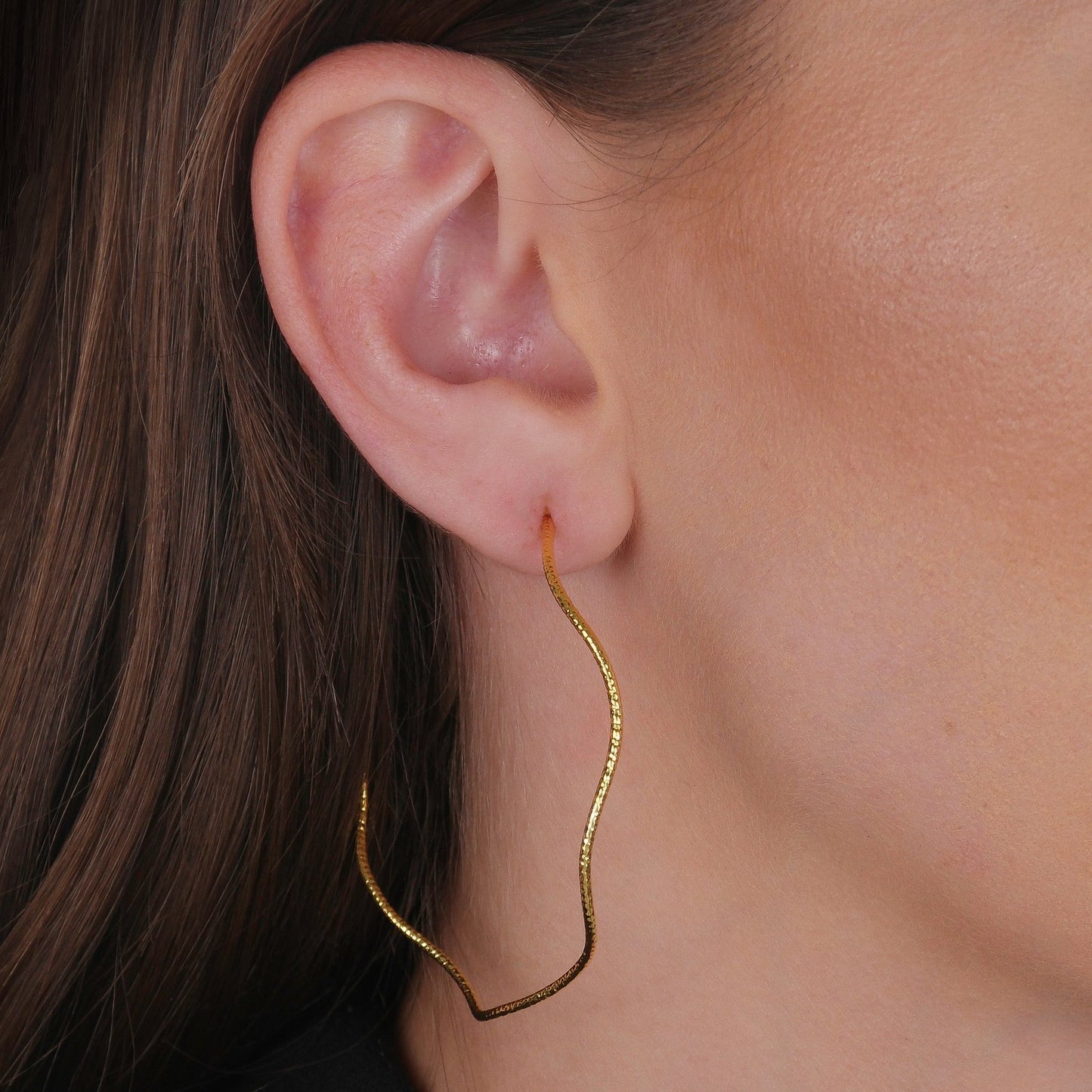 Argola Dourada Ondulada Assimétrica