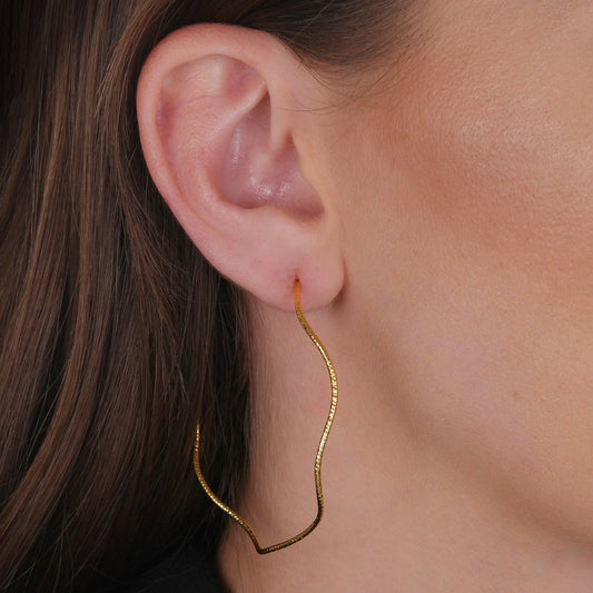 Argola Dourada Ondulada Assimétrica