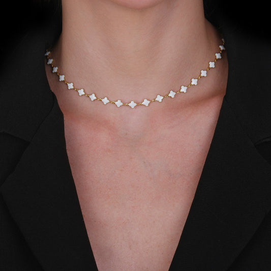 Colar Dourado com Trevos Brancos