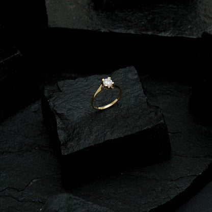 Anel Dourado Solitário com Pedra de Zircônia Pequena